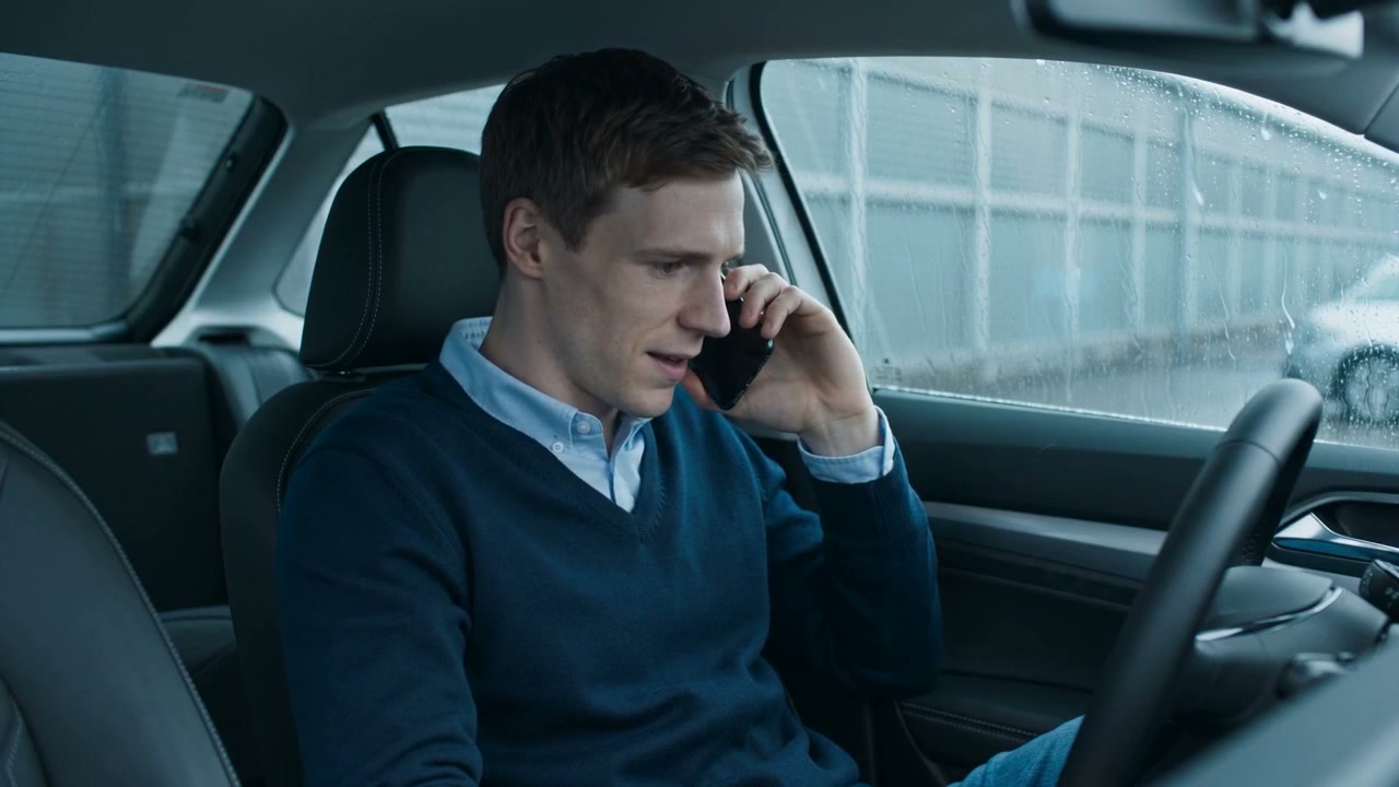 Mitarbeiter telefoniert im Auto